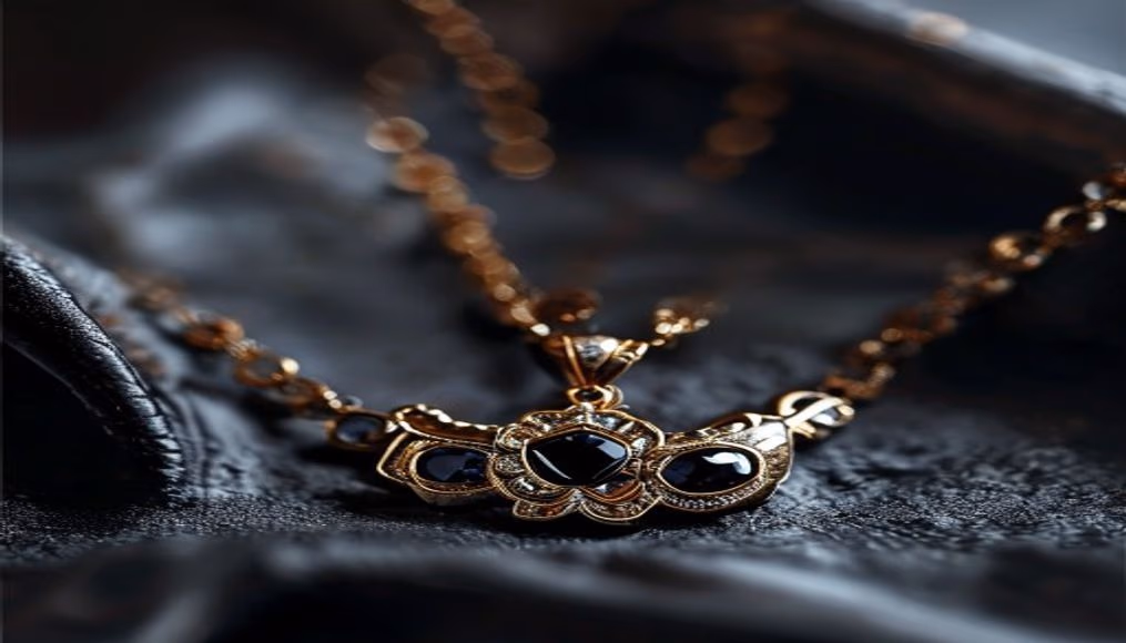 Cartier panthere necklace onyx em fotografia editorial de luxo