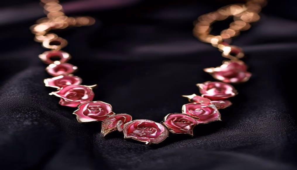 Piaget rose necklace pink gold em fotografia editorial de luxo
