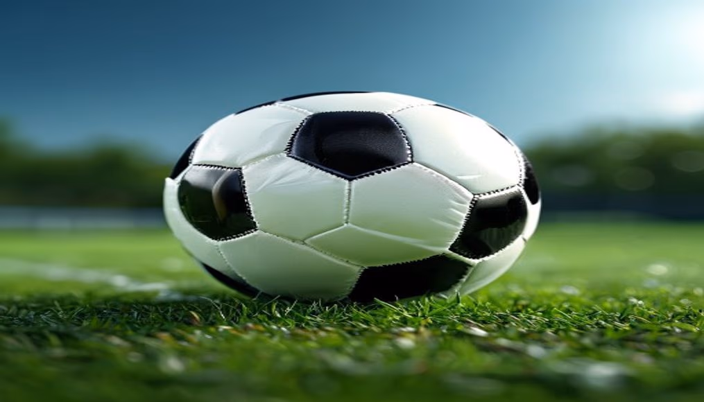 Bola de futebol on grass field em estilo editorial