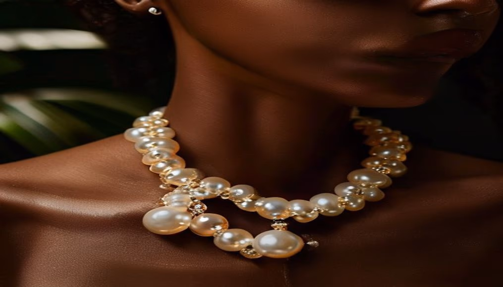 Tahitian black pearl necklace baroque em fotografia editorial de luxo