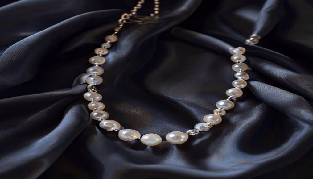 Tahitian black pearl necklace baroque em fotografia editorial de luxo