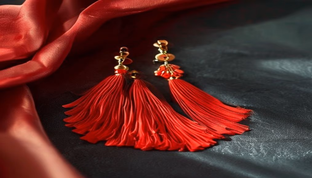 Tassel earrings coral red em fotografia editorial de luxo